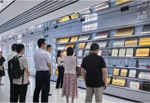 广州市工信局信息技术发展处副处长朱裕忠一行到z6com尊龙信息开展调研
